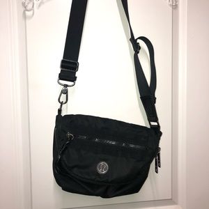 Lululemon black festival bag